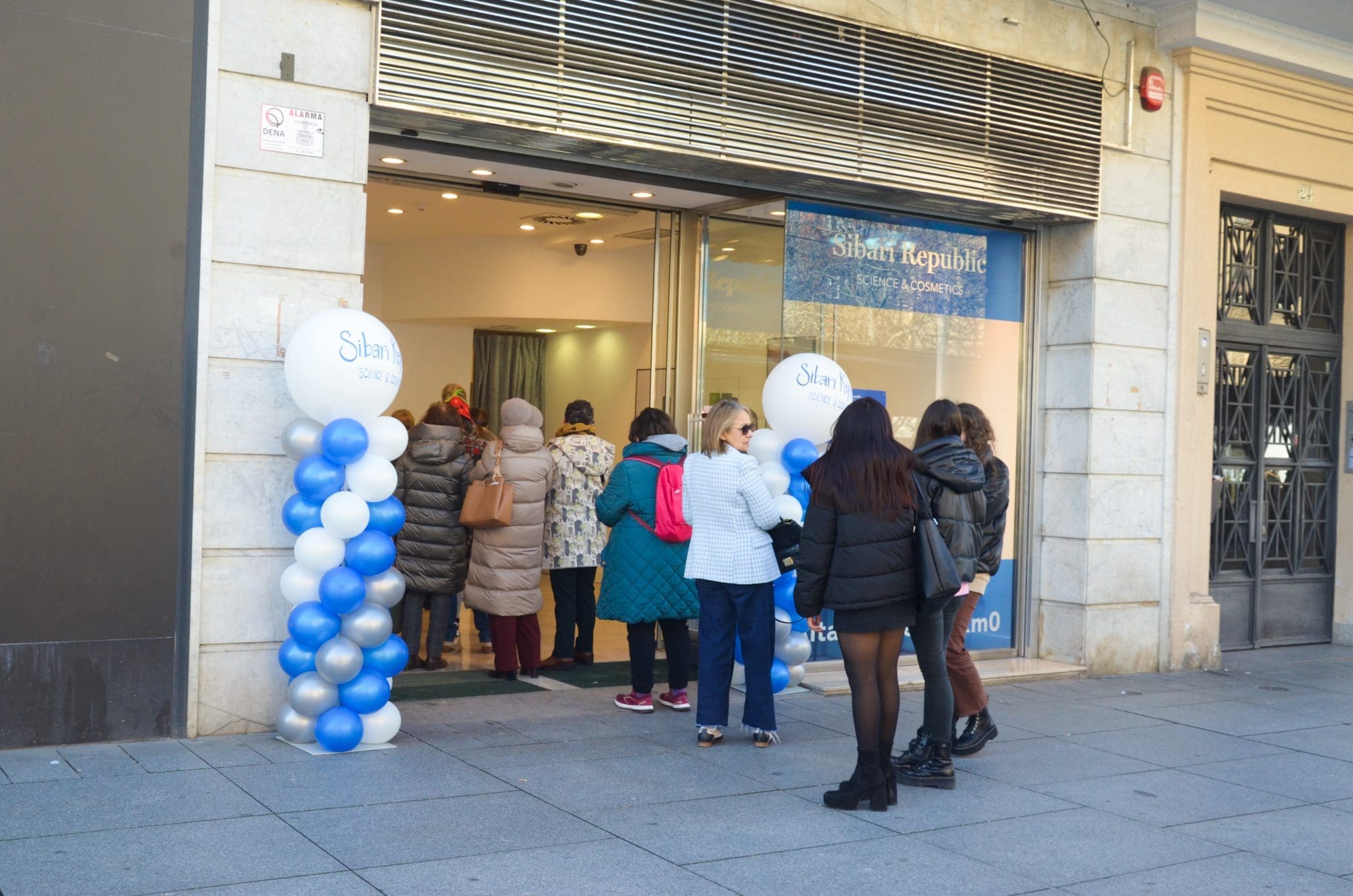 Sibari Republic forma colas en Pamplona