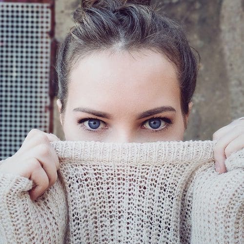 yoga facial para prevenir las ojeras
